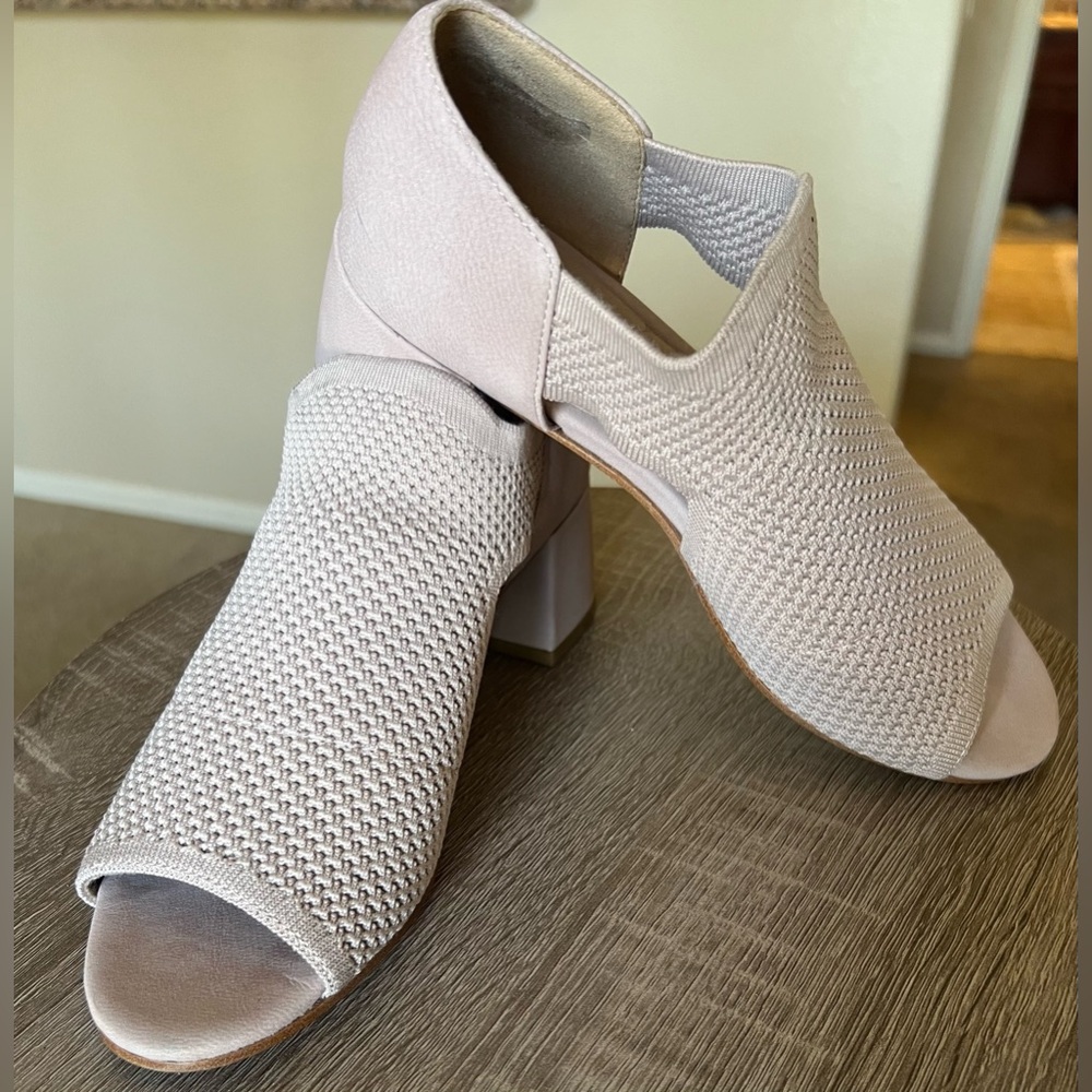 EILEEN FISHER Vero Cuoio Peep Toe Block Heel Knit Sandals Blush Beige – Size 7